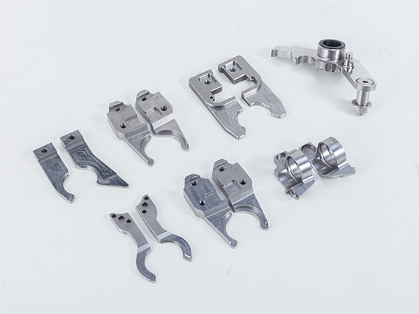 Différents types de pinces pour différents dispositifs de moulage par soufflage